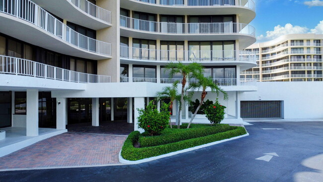 3400 S Ocean Blvd in Palm Beach, FL - Building Photo - Building Photo