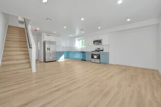 5850 Vineland Ave in Los Angeles, CA - Building Photo - Building Photo