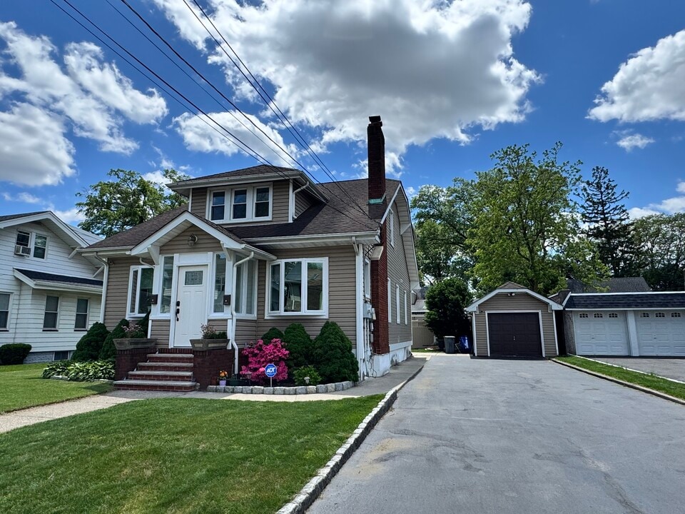 41 Marinus St, Unit #2 in Rochelle Park, NJ - Building Photo