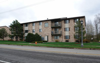 Crestwood Apartments in Lansing, MI - Building Photo - Building Photo