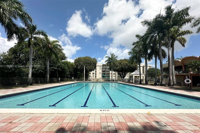 9350 Fontainebleau Blvd in Miami, FL - Foto de edificio - Building Photo