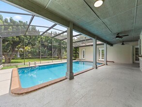 17223 SW 87th Ave in Palmetto Bay, FL - Building Photo - Building Photo