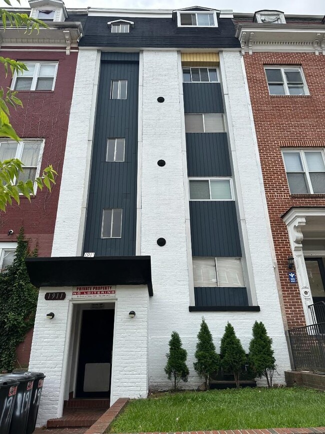 property at 1911 W Baltimore St