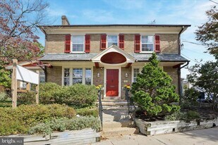 21 S Clinton St in Doylestown, PA - Building Photo