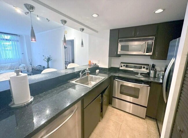 540 Brickell Key Dr in Miami, FL - Building Photo - Building Photo