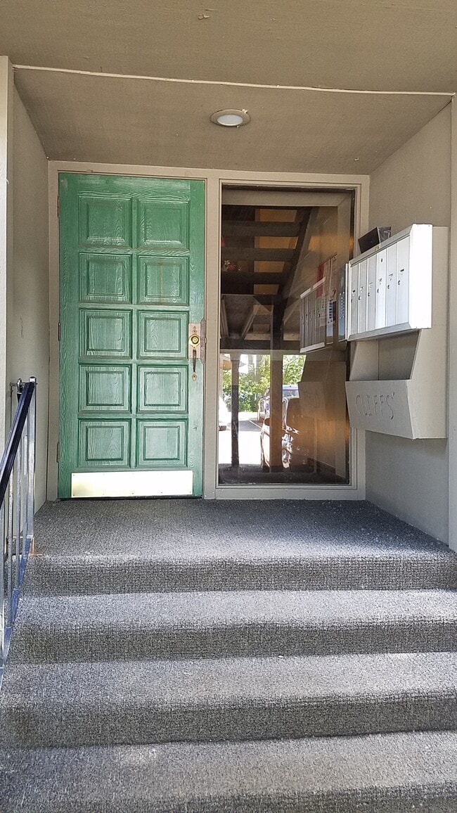 824 Cliffs Dr, Unit 203 photo'