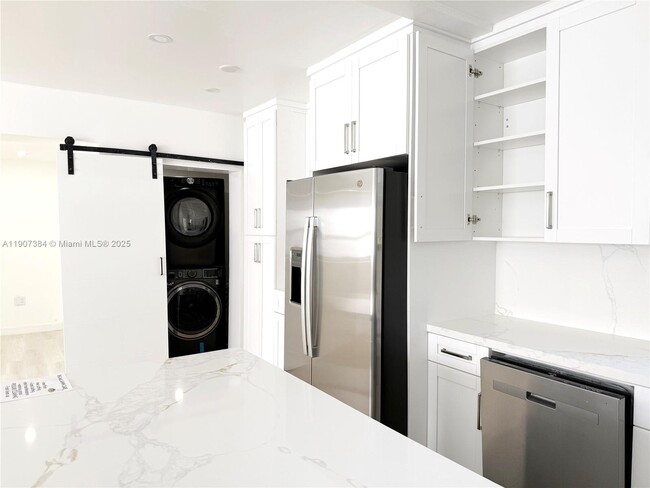 631 NE 171 St in North Miami Beach, FL - Building Photo - Building Photo