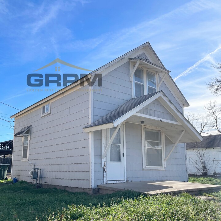 216 S Plum St in Hutchinson, KS - Building Photo