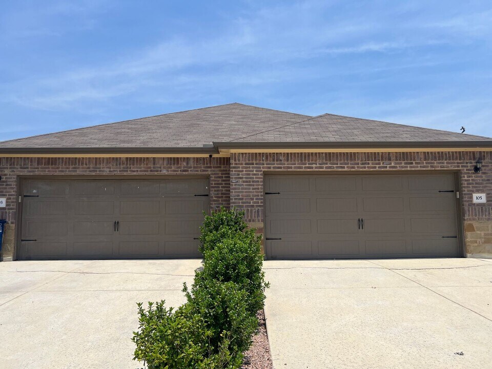105 Stacy Ln in Canyon Lake, TX - Building Photo