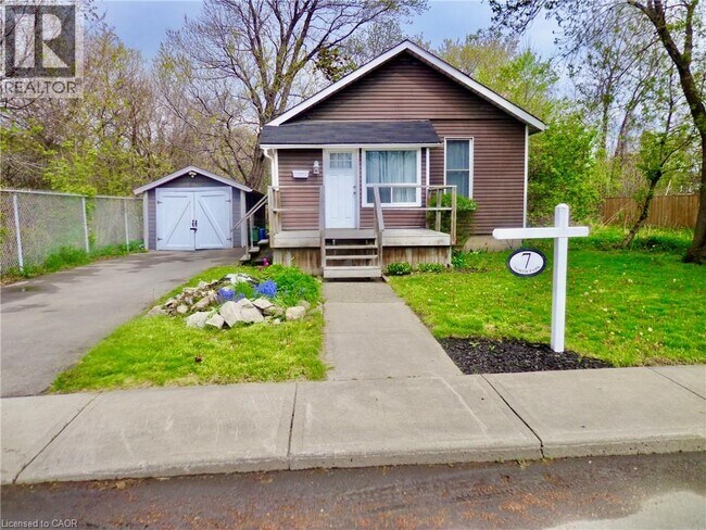 property at 7 N Park Ave