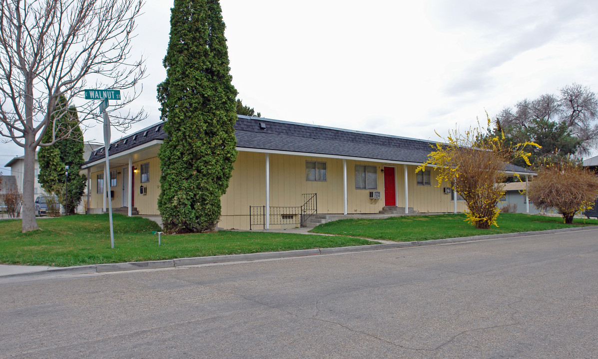 2406 S Indiana Ave in Caldwell, ID - Building Photo