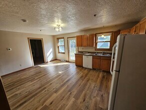 533 Lakeshore Ct in Weyauwega, WI - Foto de edificio - Building Photo