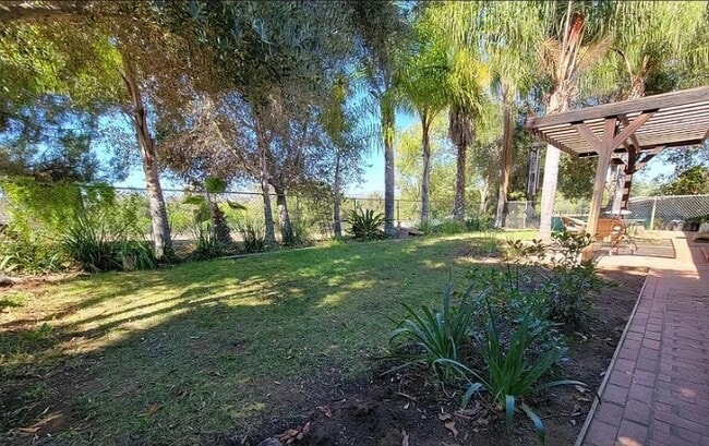 330 Sky Vista Way in Fallbrook, CA - Building Photo - Building Photo