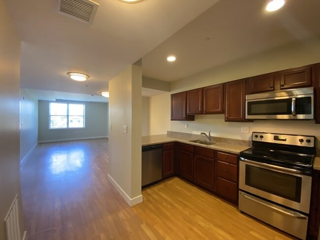 20 Pond St in Braintree, MA - Foto de edificio - Building Photo