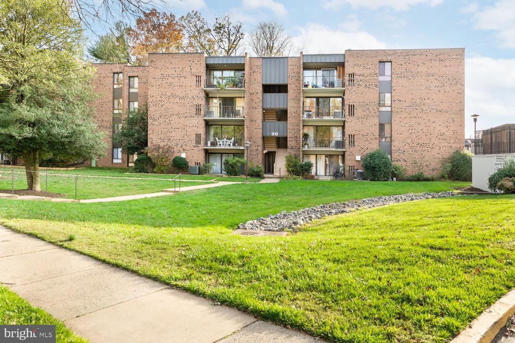 7802 Dassett Ct in Annandale, VA - Building Photo
