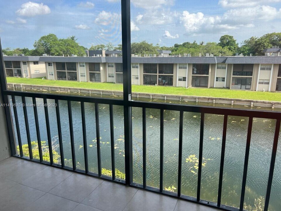 7960 N Colony Cir-Unit -304 in Tamarac, FL - Building Photo