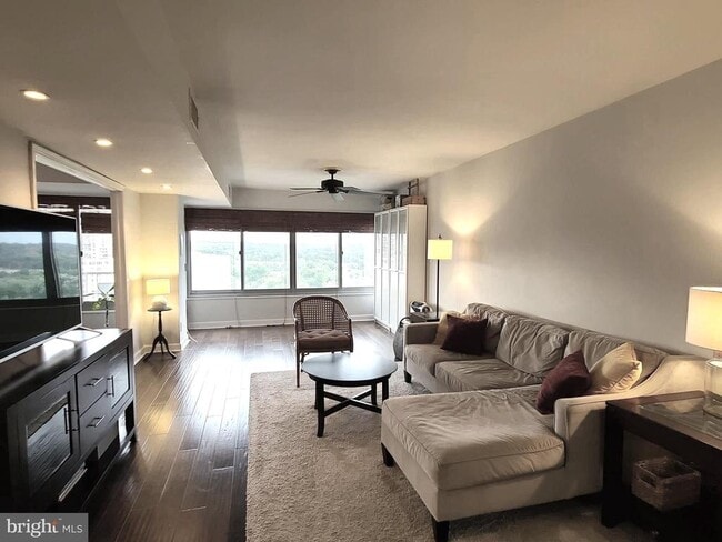 5340 Holmes Run Pkwy in Alexandria, VA - Building Photo - Building Photo