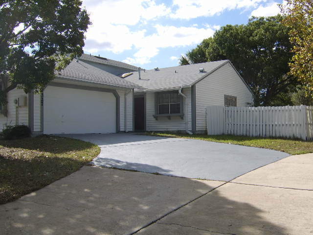 1327 Dunhill Dr in Longwood, FL - Building Photo