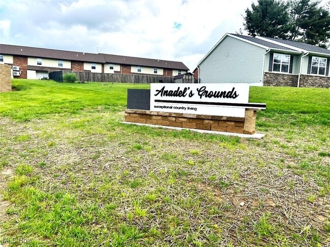 201 Burton Dr in Cadiz, OH - Foto de edificio - Building Photo