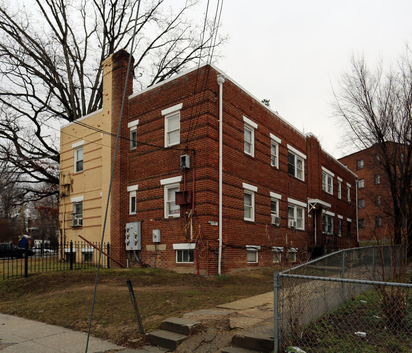 4649 Hillside Rd SE in Washington, DC - Foto de edificio