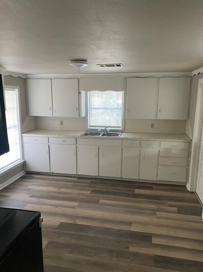 123 Wingate St in Woodville, TX - Building Photo - Building Photo