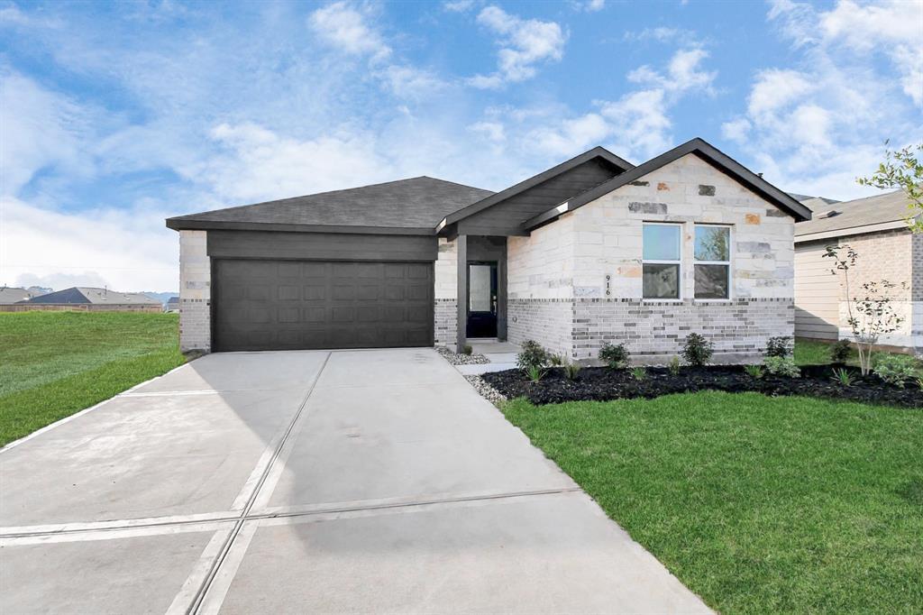 916 Garden Path Dr in Willis, TX - Building Photo