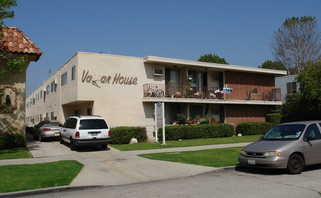 Vassar House in Canoga Park, CA - Building Photo - Building Photo