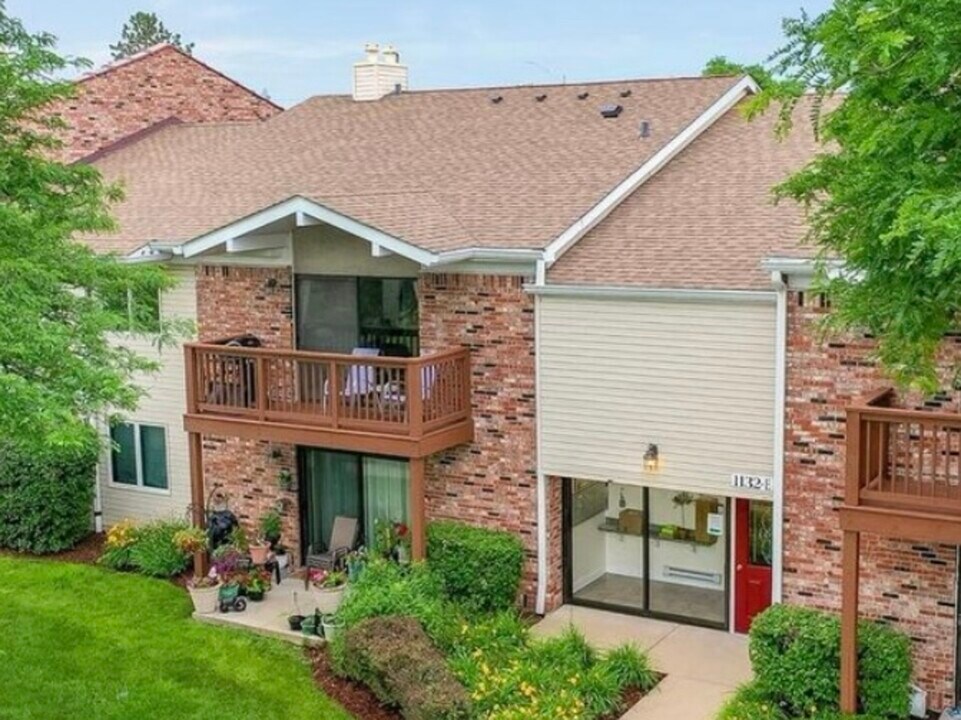 1132 Hinswood Dr in Darien, IL - Building Photo