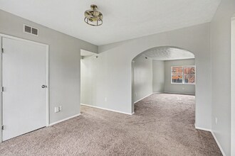 562 Glenwood Ave in Cincinnati, OH - Foto de edificio - Building Photo