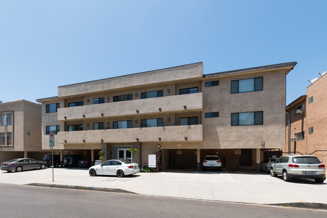 Golden House in Los Angeles, CA - Foto de edificio - Building Photo