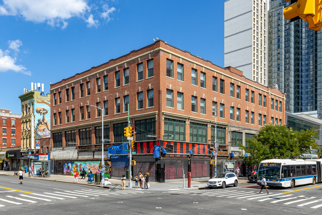 271 W 125th St in New York, NY - Building Photo