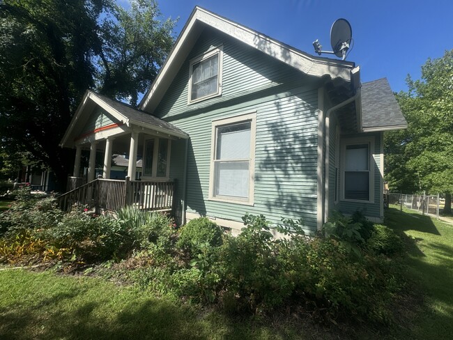321 N Indiana Ave in Bloomington, IN - Foto de edificio - Building Photo