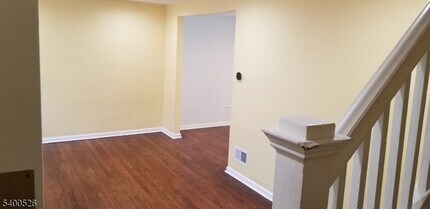 374 E Midland Ave in Paramus, NJ - Building Photo - Building Photo