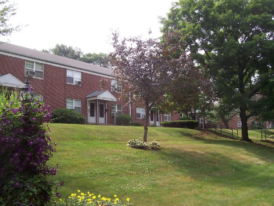 1032 Trout Brook Dr in West Hartford, CT - Building Photo