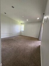 5721 Riverside Dr in Coral Springs, FL - Building Photo - Building Photo
