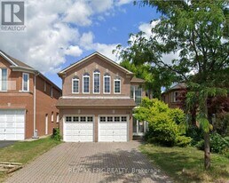 38 Grover Hill Ave in Richmond Hill, ON - Building Photo