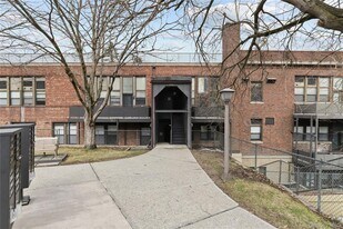 60 Kensico Rd, Unit 22 in Thornwood, NY - Building Photo