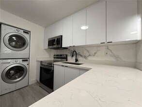7910 N Colony Cir in Tamarac, FL - Building Photo - Building Photo