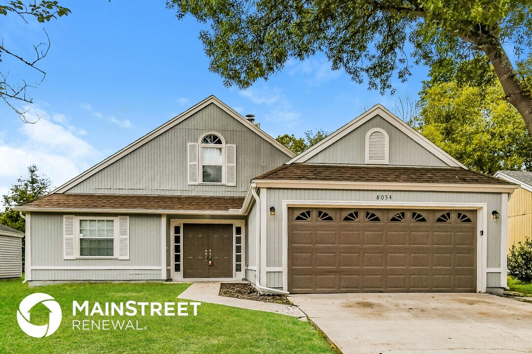 8054 Loch Lomond Ln in Jacksonville, FL - Building Photo