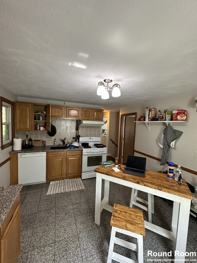 19 Warwick Rd, Unit 2 in Watertown, MA - Building Photo - Building Photo