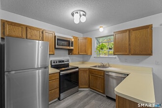 213 Oakland St in Manchester, CT - Building Photo - Building Photo