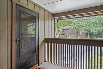 1004 Dunbar Dr in Dunwoody, GA - Foto de edificio - Building Photo