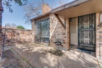 9016 Wickfield St in San Antonio, TX - Foto de edificio - Building Photo