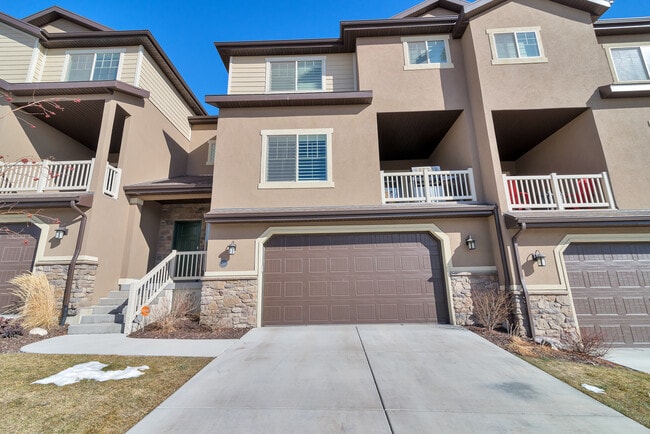 property at 911 S Aspen Pl