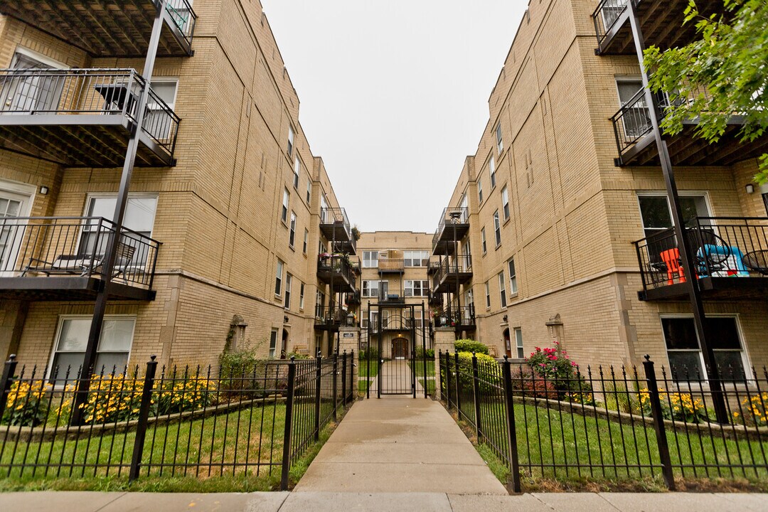 4020 N Albany Ave, Unit 2B in Chicago, IL - Building Photo