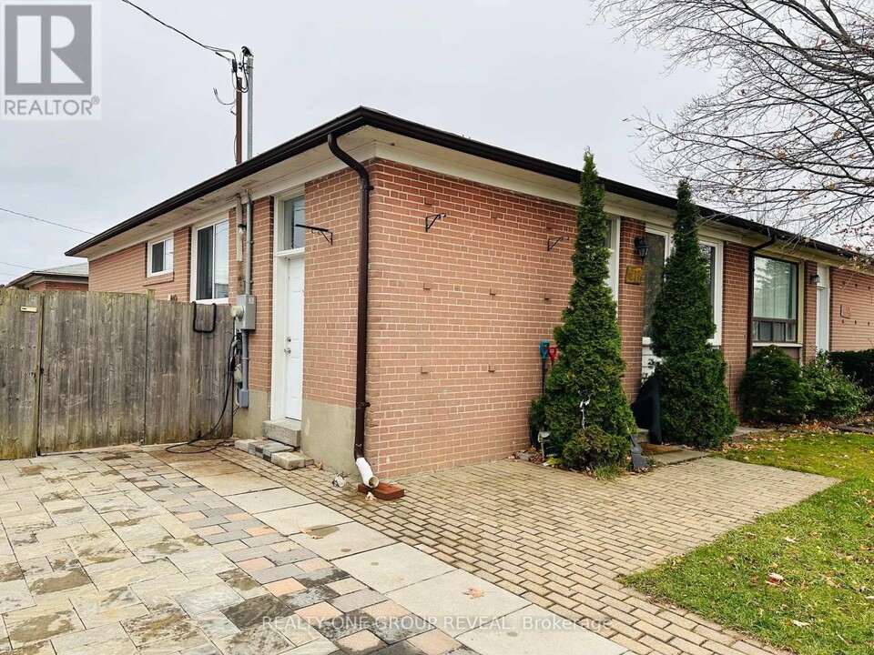 218 Rosedale Dr in Whitby, ON - Building Photo