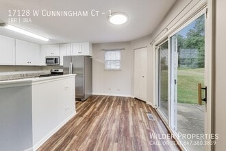 17128 W Cunningham Ct in Libertyville, IL - Building Photo - Building Photo