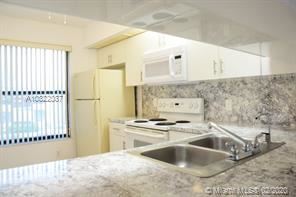 212 Lake Pointe Dr in Oakland Park, FL - Building Photo - Building Photo