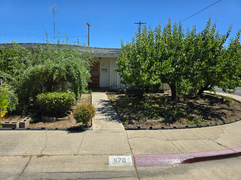 870 W Euclid Ave in Stockton, CA - Building Photo