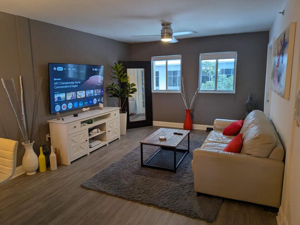 201 NW 7th St, Unit #202 in Miami, FL - Building Photo